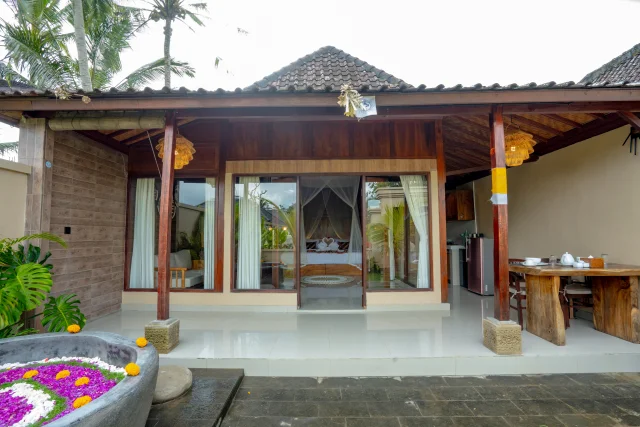 Open-air bathtub with flower decoration — Insenja Ubud Tropical, Bali