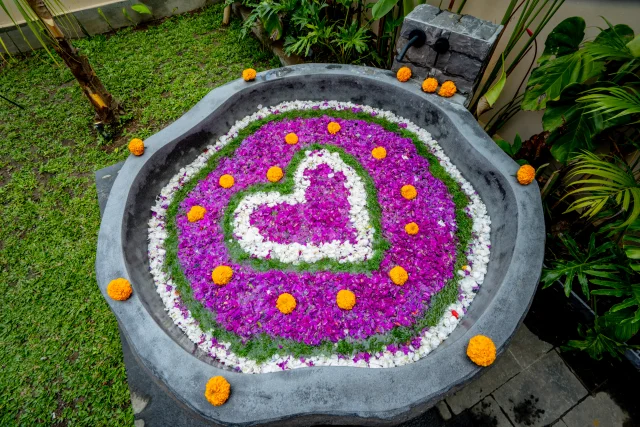 Open-air bathtub with flower decoration — Insenja Ubud Tropical, Bali