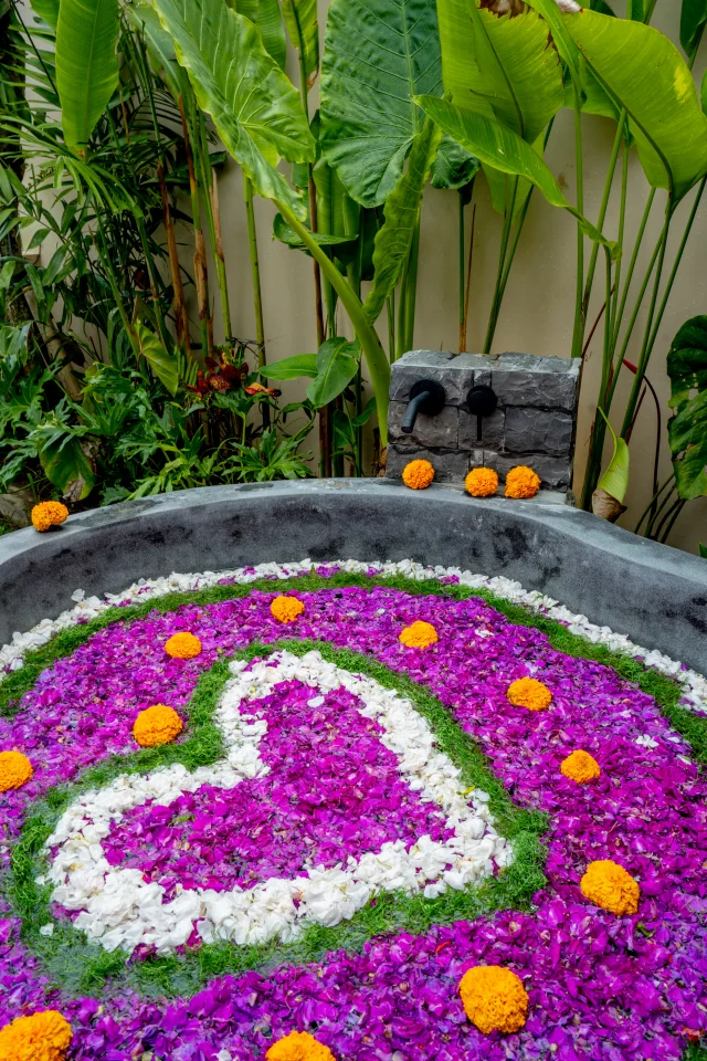 Open-air bathtub with flower decoration — Insenja Ubud Tropical, Bali
