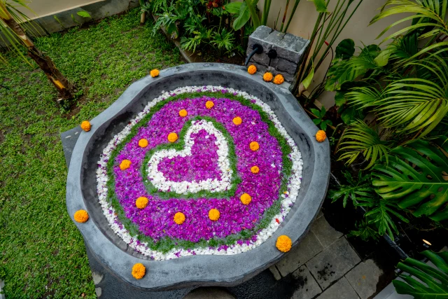 Open-air bathtub with flower decoration — Insenja Ubud Tropical, Bali